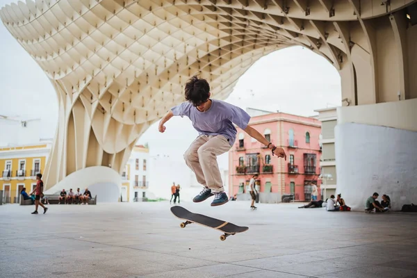 Mladý Muž Praktikující Skateboarding Uprostřed Města Strká Někam — Stock fotografie
