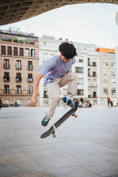 Soustřeď Skateboarding Dělá Trik Ollie Uprostřed Města — Stock fotografie