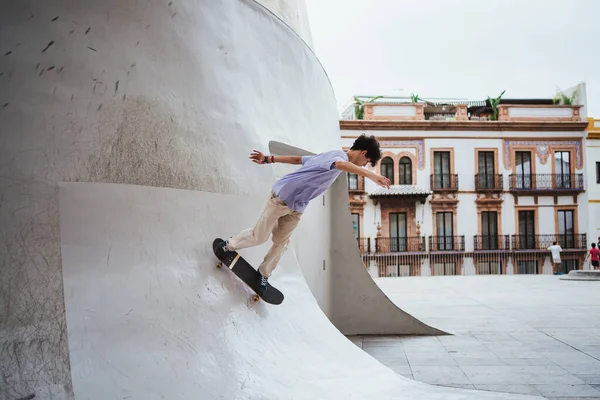 Bruslař Mladý Muž Betonové Rampě Jeho Skateboard Městě — Stock fotografie