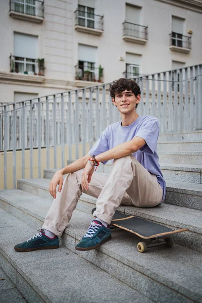 Zastřelen Mladíkem Který Trénuje Skateboarding Sedí Betonových Schodech — Stock fotografie