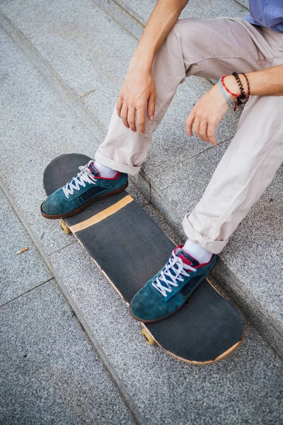Uříznout Záběr Nohou Mladého Muže Skateboardu Zatímco Sedí Schodech — Stock fotografie