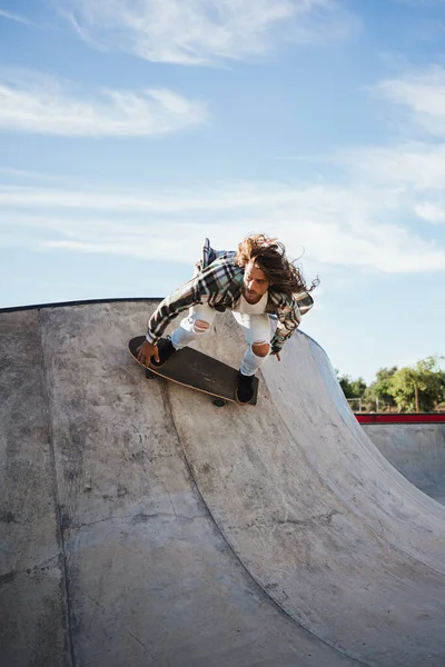 Homem Legal Vestindo Jeans Fazendo Truques Com Seu Skate Parque — Fotografia de Stock