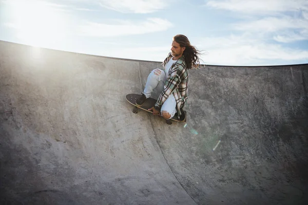 Soustředěný Mladý Muž Cvičit Skateboarding Surfovat Při Držení Palubě Skate — Stock fotografie