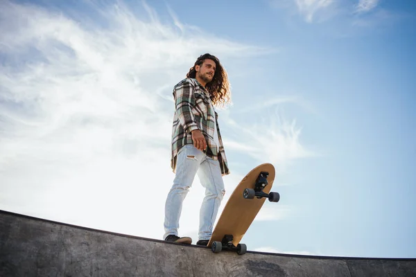 Baixo Ângulo Retrato Cabelos Longos Homem Legal Com Seu Skate — Fotografia de Stock