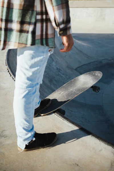 Patinador Com Skate Borda Piscina Ele Está Prestes Saltar — Fotografia de Stock