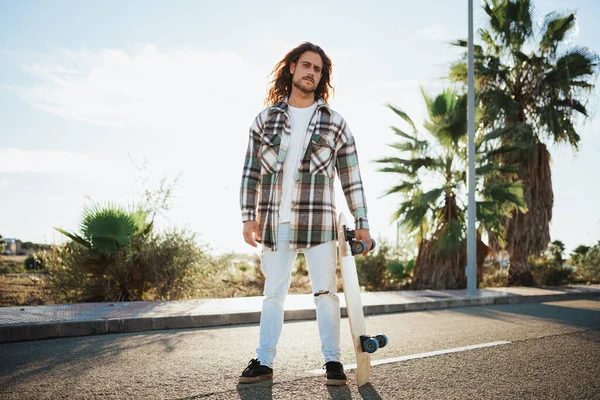 Záda Osvětlené Záběr Seriózní Mladý Muž Drží Svůj Skateboard Palmami — Stock fotografie