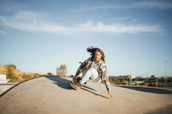 Skater Deriva Uma Rampa Ele Está Parque Skate Praticando Surf — Fotografia de Stock