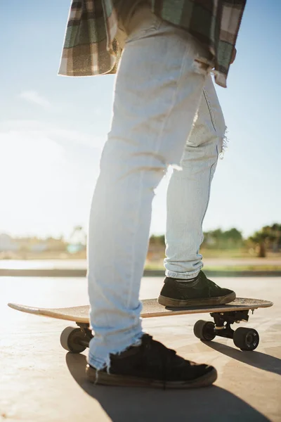 Feche Tiro Pés Patinador Skate Ele Está Prestes Começar Montar — Fotografia de Stock