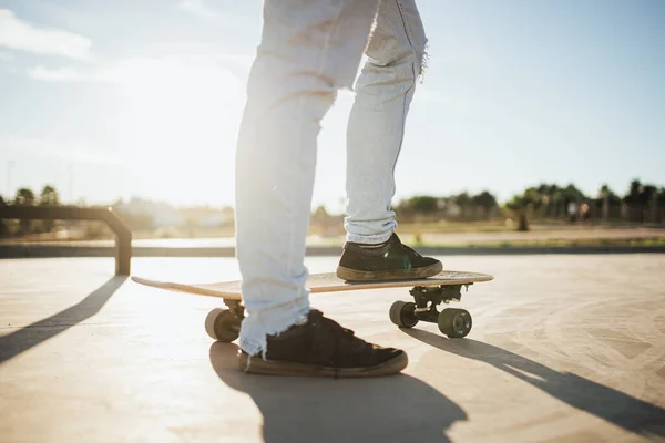 Tiro Pés Patinador Skate Ele Está Prestes Começar Montar — Fotografia de Stock
