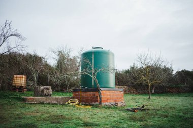 Kırsal kesimde büyük yeşil bir su tankı vuruldu. Ekinlere su sağlamak için kullanılır..