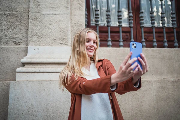 Веселая Девушка Делает Селфи Своего Телефона Поделиться Своими Последователями Социальных — стоковое фото