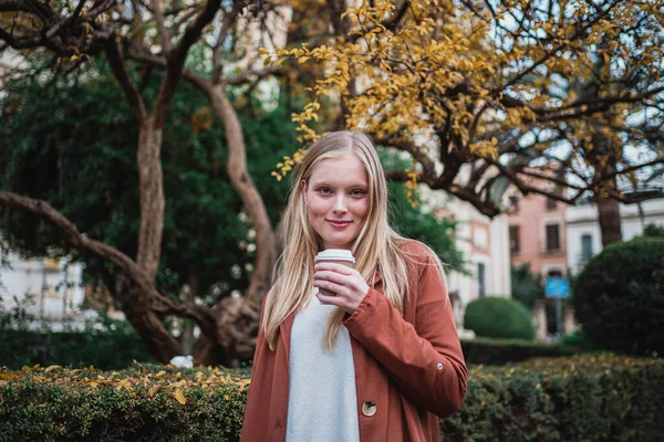 Portrait Une Jeune Femme Joyeuse Tenant Une Tasse Café Elle — Photo