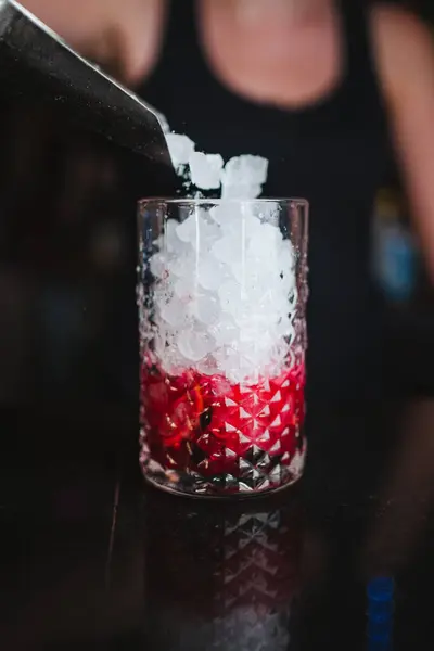 Barkeeperin Gießt Crushed Ice Mit Einer Schaufel Ein Glas Einer — Stockfoto