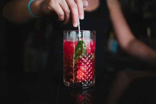 Barkeeper Bereitet Einen Mojito Aus Beeren Und Limetten Sie Rührt — Stockfoto