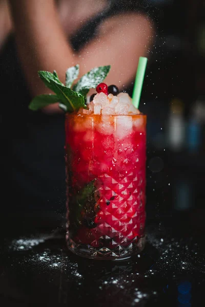 Barman Derramando Açúcar Confeiteiro Sobre Mojito Fruta Pub — Fotografia de Stock