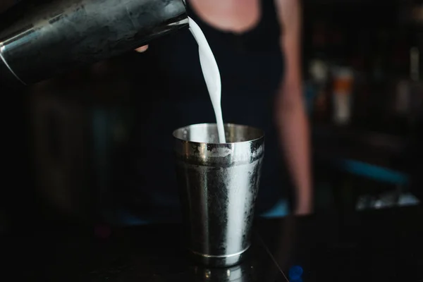 Femme Barman Verser Jus Citron Dans Shaker Dans Pub Elle — Photo