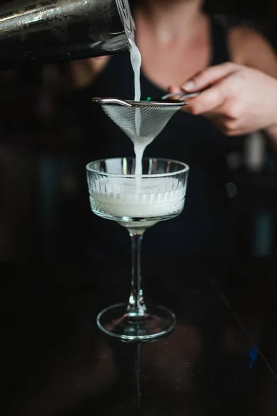 Barkeeper Gießt Einen Cocktail Mit Einem Chinesischen Sieb Ins Glas — Stockfoto