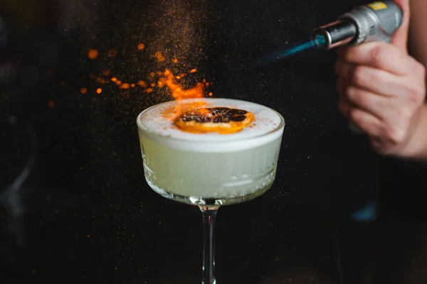 Barman Enflammer Cocktail Avec Une Chalumeau Cannelle Dans Pub — Photo