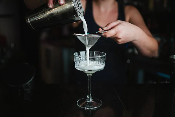 Tourné Une Femme Barman Filtrant Cocktail Shaker Dans Verre — Photo
