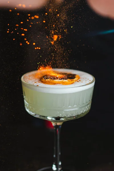 Barkeeper Fügt Zimt Einem Cocktail Hinzu Und Flammt Ihn Auf — Stockfoto