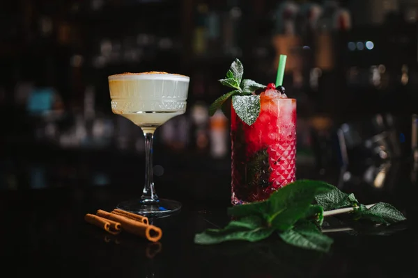 Due Cocktail Sul Bancone Pub Pisco Mojito Aspro Frutta — Foto Stock