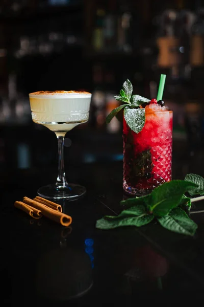 Deux Cocktails Sur Comptoir Pub Entouré Feuilles Menthe Bâtons Cannelle — Photo