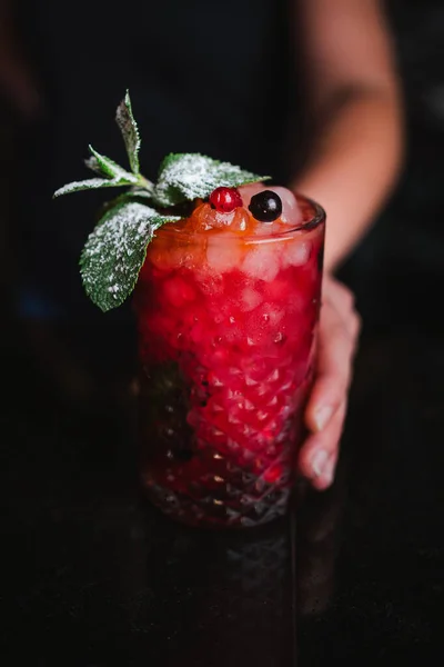 Barkeeper Hält Einen Beeren Mojito Cocktail Einem Pub Ihn Einem — Stockfoto