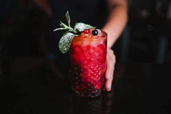 Aufnahme Eines Barkeepers Der Einen Beeren Mojito Cocktail Der Hand — Stockfoto