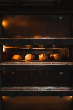 Endüstriyel profesyonel fırında pişirilen gevrek somunlar.