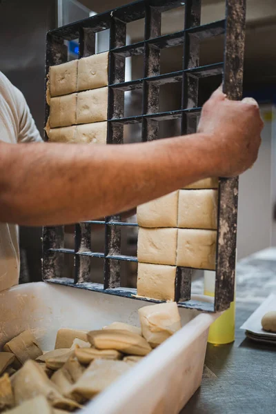 Baker Bir Zanaatkar Fırınındaki Mekanik Bölme Rafından Ekmek Hamurunu Çıkarıyor — Stok fotoğraf
