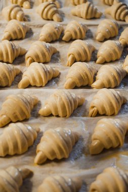 Bir sürü kruvasan fırında yumurtayla kaplanmış.