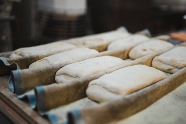 Esnaf fırınındaki kanepe örtüsünde dinlenen ekmek hamuru..