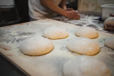 El yapımı fırında hazırlandıktan sonra birkaç top taze ekmek hamuru.