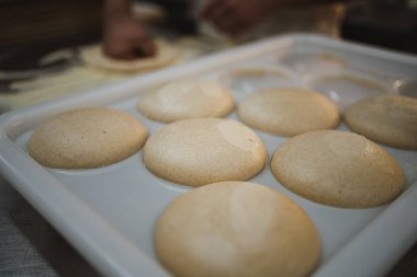 Pişmemiş pizza hamuru topları yoğurulup pişirilmeye hazır..