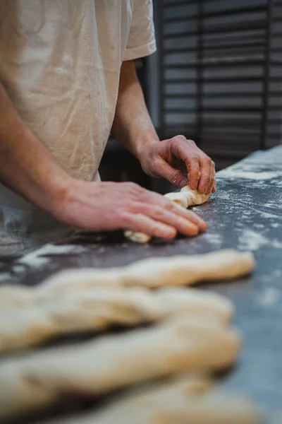 Fırıncı Bir Fırında Içi Doldurulmuş Ekmek Çubuklarını Topluyor — Stok fotoğraf