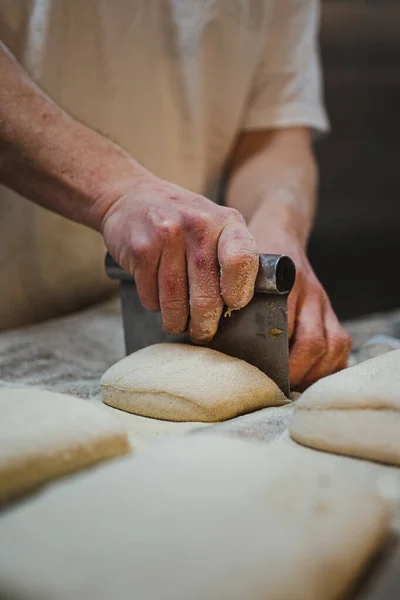 Fırıncının Fırında Ekmek Hamurunu Çelik Kazıyıcı Ile Kestiği Manzarayı Kapat — Stok fotoğraf