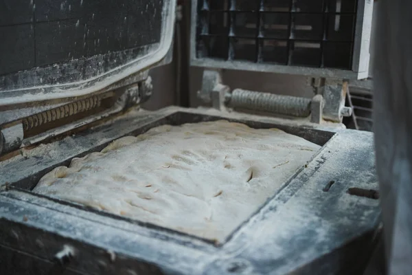 Хлебное Тесто Сеточной Механической Разделительной Машине Перед Разделением — стоковое фото