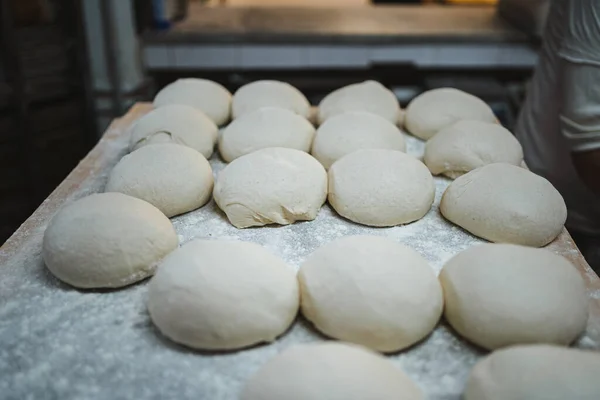 Několik Kulatých Těsta Tvaru Chleba Řadě Spočívajících Palubě Pekárně — Stock fotografie