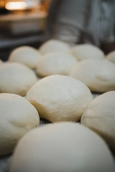 Arka Arkaya Birkaç Topak Şekilli Ekmek Hamurunun Yakın Görüntüsü Dinleniyorlar — Stok fotoğraf