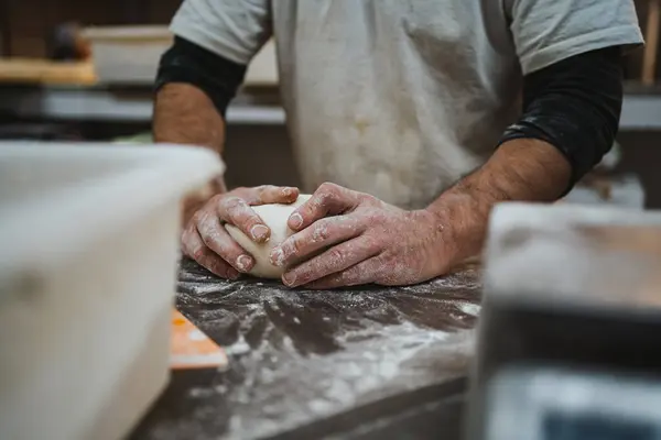 Geleneksel Fırıncı Fırının Mutfağında Ekmek Hamuru Yoğuruyor — Stok fotoğraf