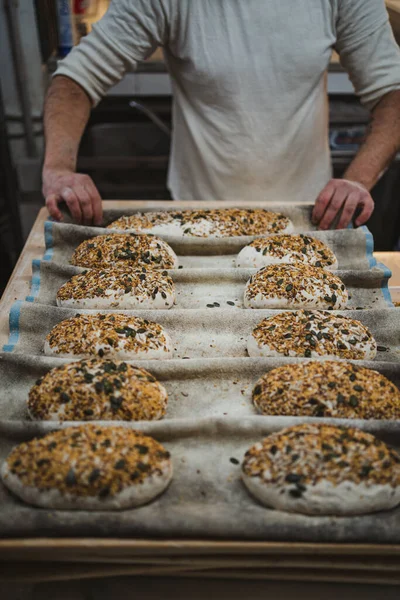 Профессиональный Пекарь Складывает Скатерть Семенами Хлебных Пончиков — стоковое фото