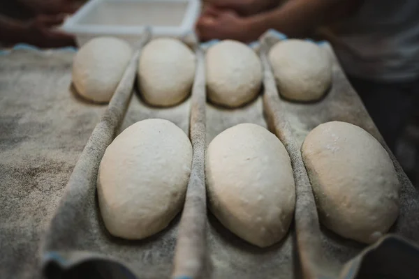 Esnaf Fırınındaki Kanepe Örtüsünün Üzerinde Duran Ekmek Doughs — Stok fotoğraf