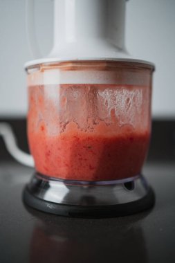 İspanyol kahvaltısı için zeytinyağı, tuz, kekik ve sarımsaklı domates ezmesi.