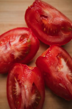 Mutfaktaki ahşap masada kesilmiş taze domates parçaları. İspanyol kahvaltı hazırlığı.