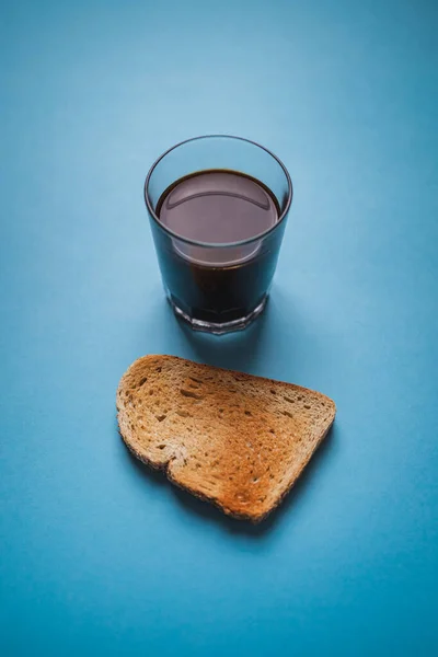 Απομονωμένος Μαύρος Καφές Και Φρυγανισμένη Φέτα Ψωμιού Μπλε Φόντο Έννοια — Φωτογραφία Αρχείου