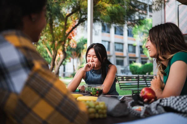 Rire Les Étudiantes Qui Mangent Une Collation Sur Campus Université — Photo