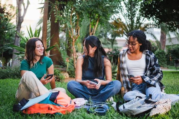 Три Студентки Університету Розважаються Сидячи Траві — стокове фото