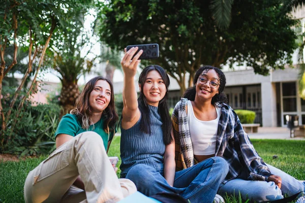 Trois Étudiants Universitaires Prennent Selfie Avec Téléphone Intelligent Pour Partager — Photo