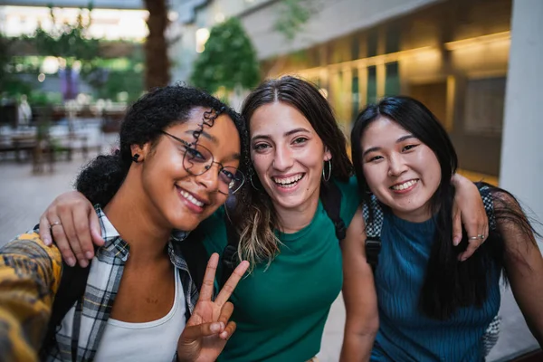 Три Студентки Коледжу Беруть Селфі Університетському Містечку Під Час Класової — стокове фото