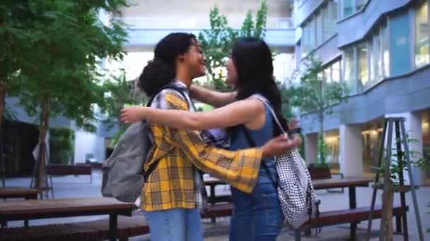 Dois Colegas Abraçarem Campus Universidade Eles Voltaram Para Escola — Vídeo de Stock